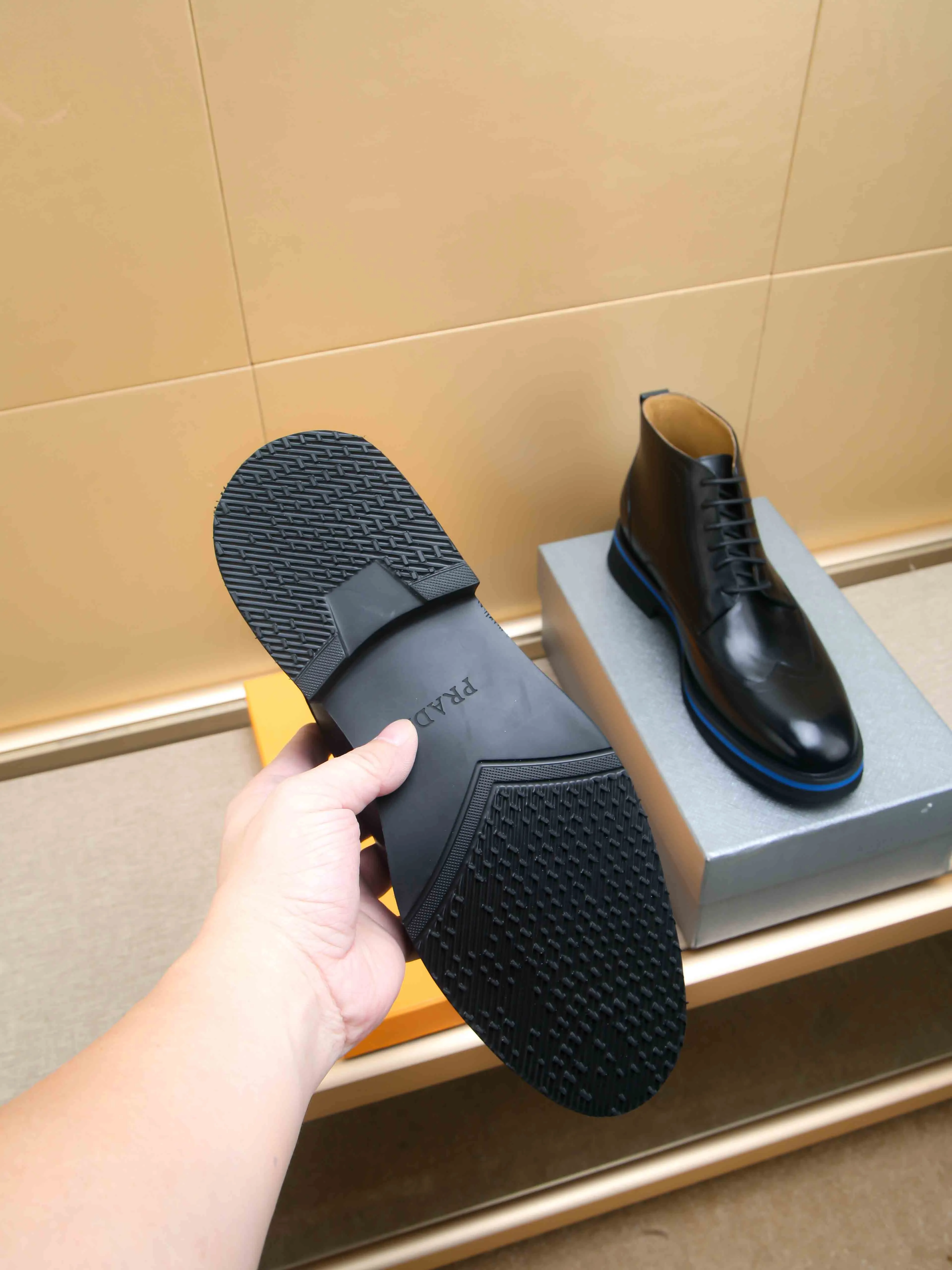 Men's shoes 💰620 💰 PRADA*——◾ Prada~Thick-soled men's shoes, original single-level perfect boutique, brogue style men's formal casual leather shoes, luxurious materials, imported cowhide, with water-dyed cowhide lining, 4.5cm increased PU foam lightweight outsole, perfectly restore the original classic, purchase the original 1:1 accurate replica, welcome all comparisons 🆚, the design is full of modernity, versatile and fashionable urban men! Size: 39-44 (38.45.46.47 customized)